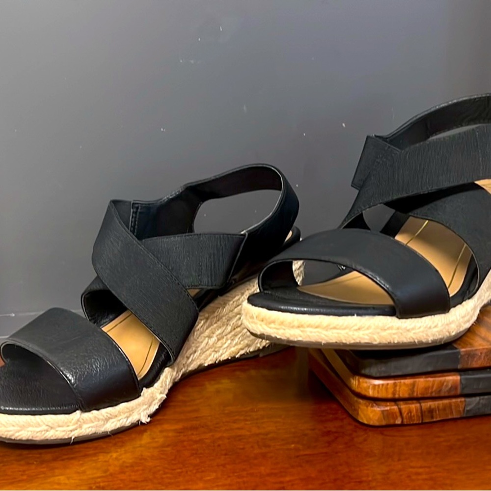 Women’s size 6 1/2 wide Vionic Wedges